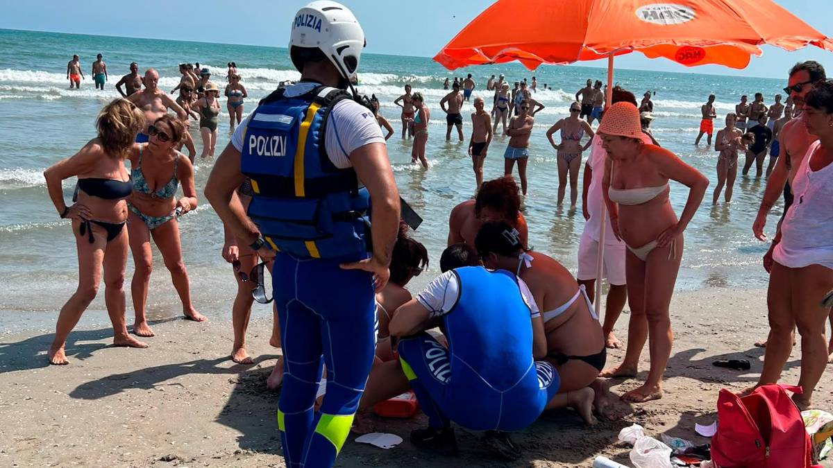 Riccione, trovato a pancia in giù nell’acqua, inutili i soccorsi: muore 79enne