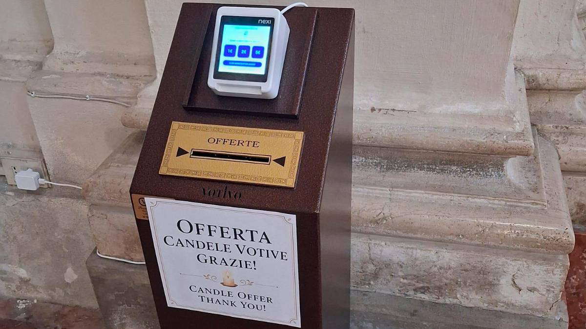 Il tastierino bancomat installato in chiesa