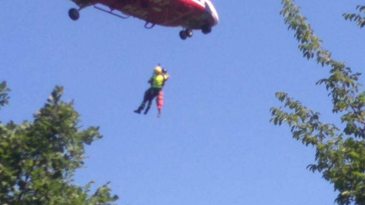 Castel San Pietro, ciclista ferito soccorso con l'elicottero Drago