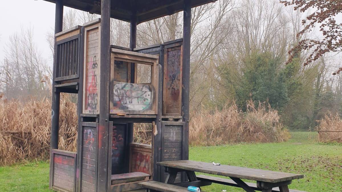 Lugo, Parco del Loto: torretta danneggiata, rifiuti abbandonati