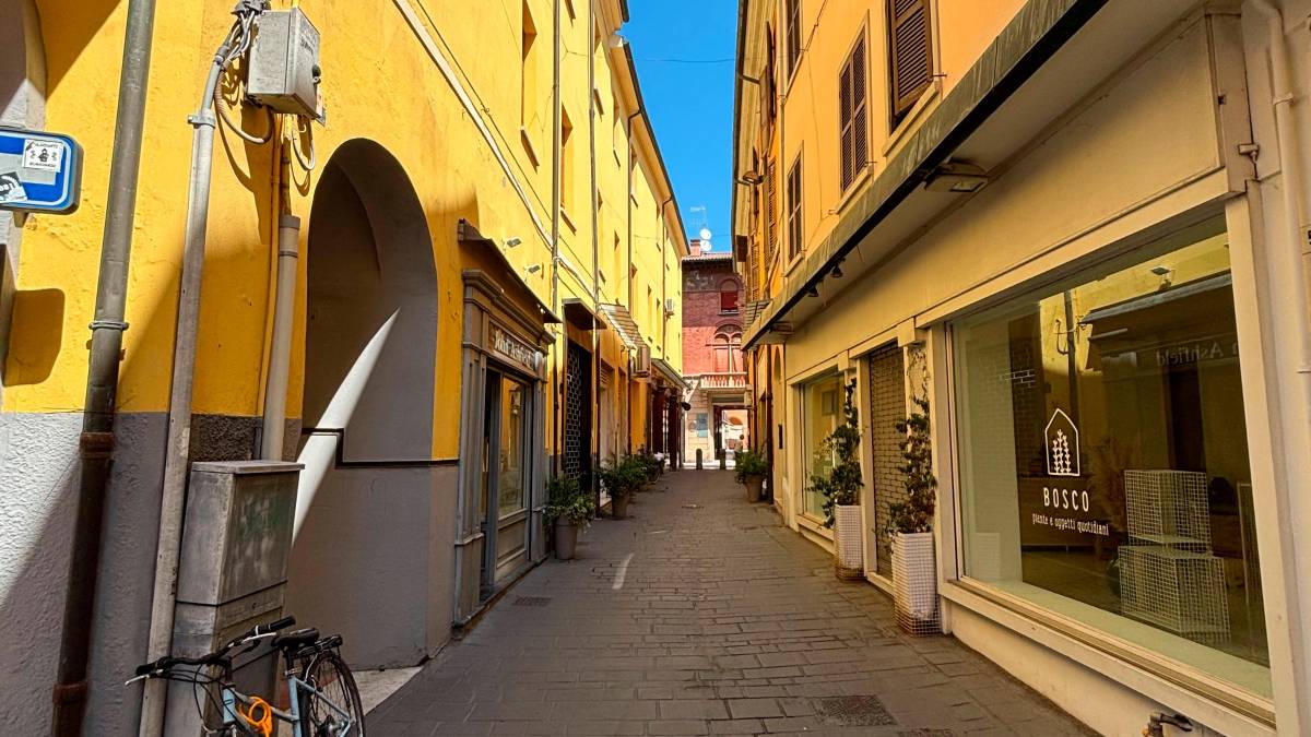 Uno scorcio di via Strinati nel centro storico di Cesena