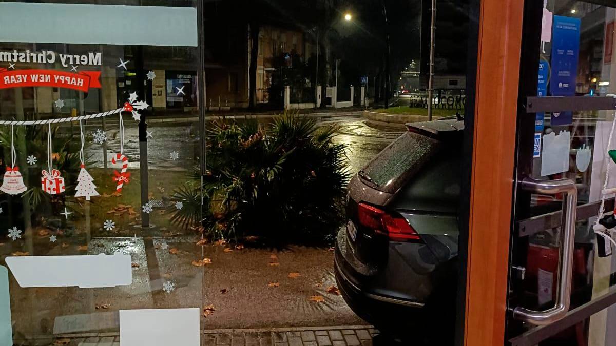 I danni della spaccata nel negozio Prink-iRiparo di viale Tripoli