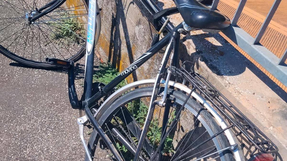 La bicicletta usata dai saccheggiatori del camper e, a quanto pare, da quelli di un garage preso di mira la scorsa estate per quattro volte