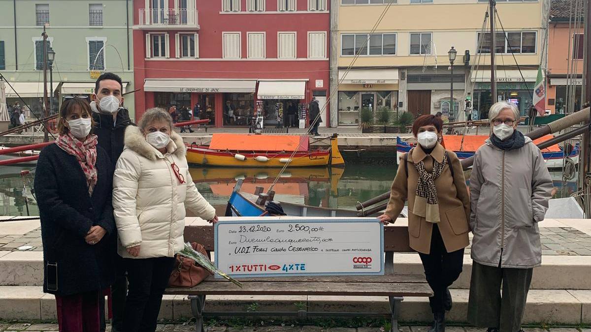Cesenatico, l'Udi gira il dono a Centro Donna e suore clarisse