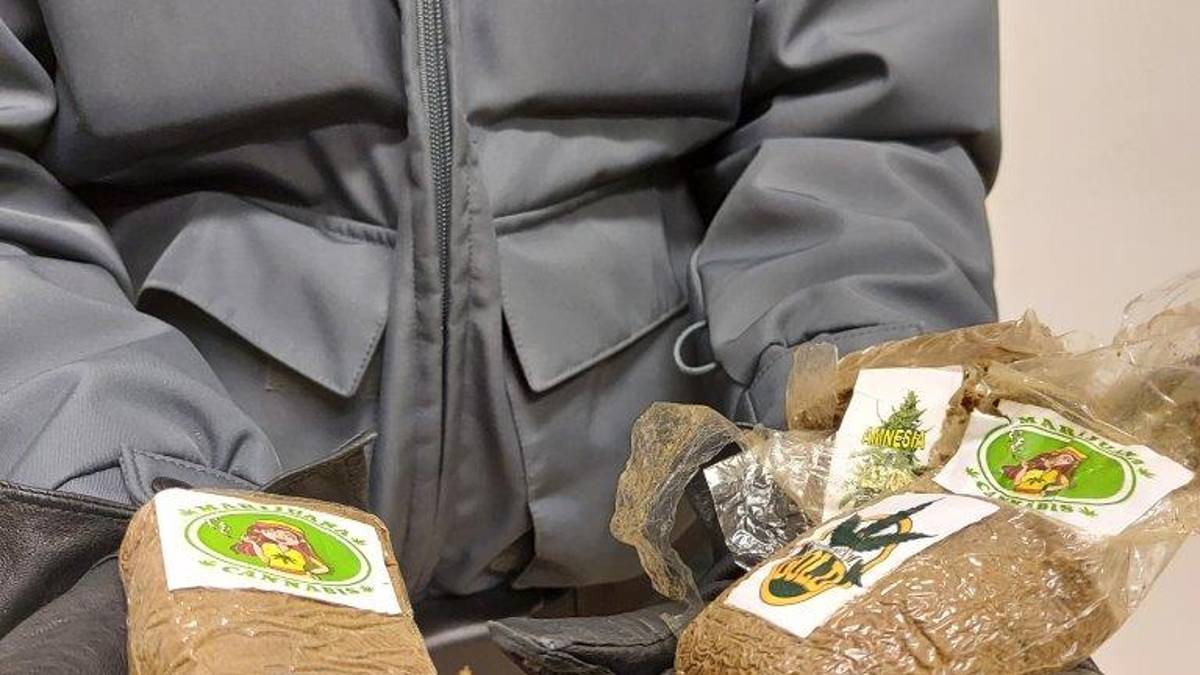 Cervia, cuoco in nero con hashish in uno stabilimento balneare