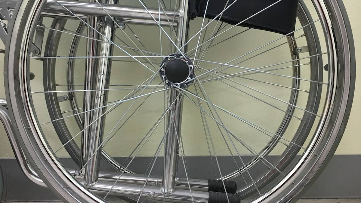 Ravenna, dopo una frattura scomposta, ci tocca usare la sedia a rotelle costruita da mio figlio