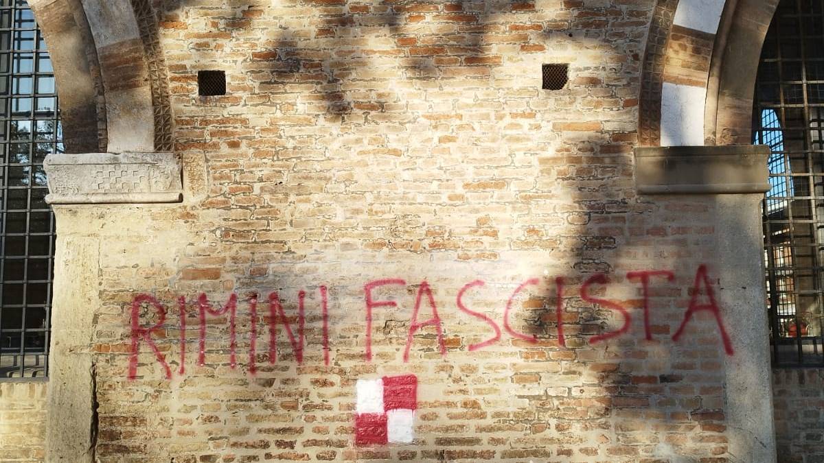 Rimini. Sul palazzo del podestà appare la scritta Rimini fascista. E' caccia ai vandali