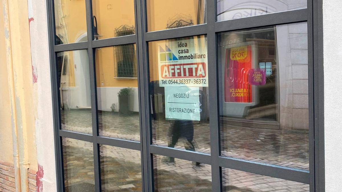 Ravenna, vetrine spente, serrande abbassate: la “crisi” di via Mazzini e via Diaz - Gallery