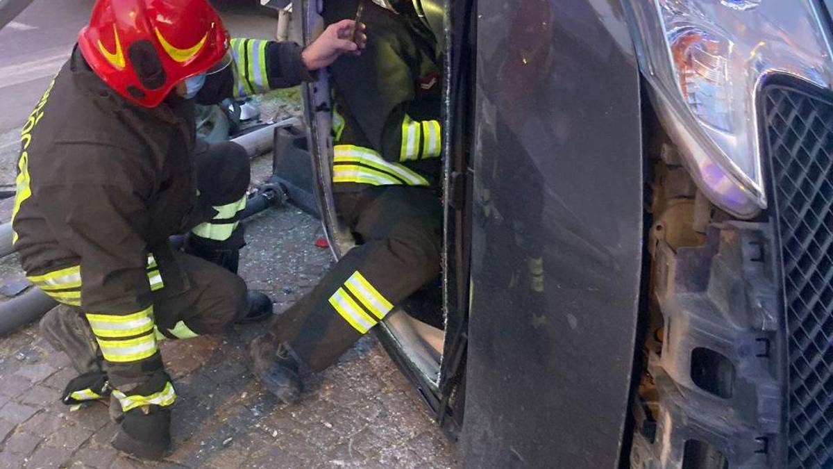 Incidente a Castel Bolognese prima dell'alba, una donna incastrata salvata dai Vigili del Fuoco