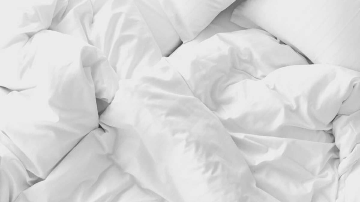 Il ladro entra mentre dorme e lo colpisce al volto