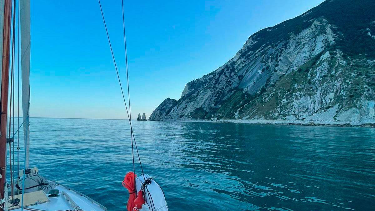 Da Cervia al Gargano in solitaria, un ragazzo di 23 anni sulla barca che fu di Simone Bianchetti