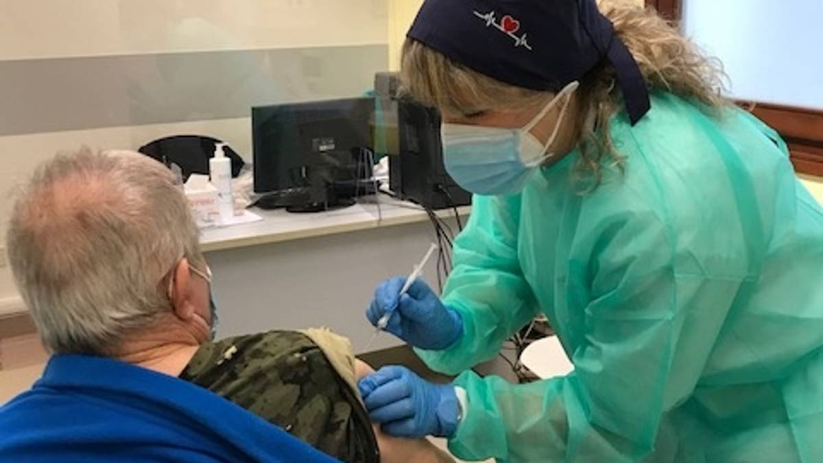 Imola, vaccini tocca agli over 75. Contagi in calo ma di poco