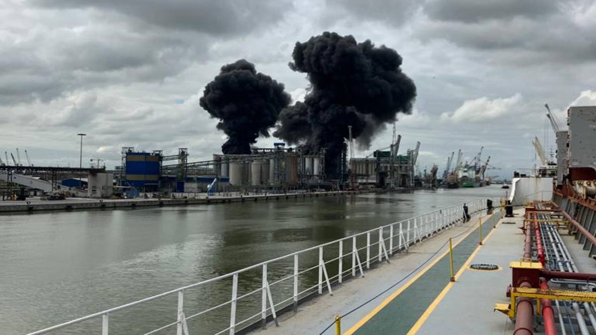 Incendio nella zona portuale di Ravenna