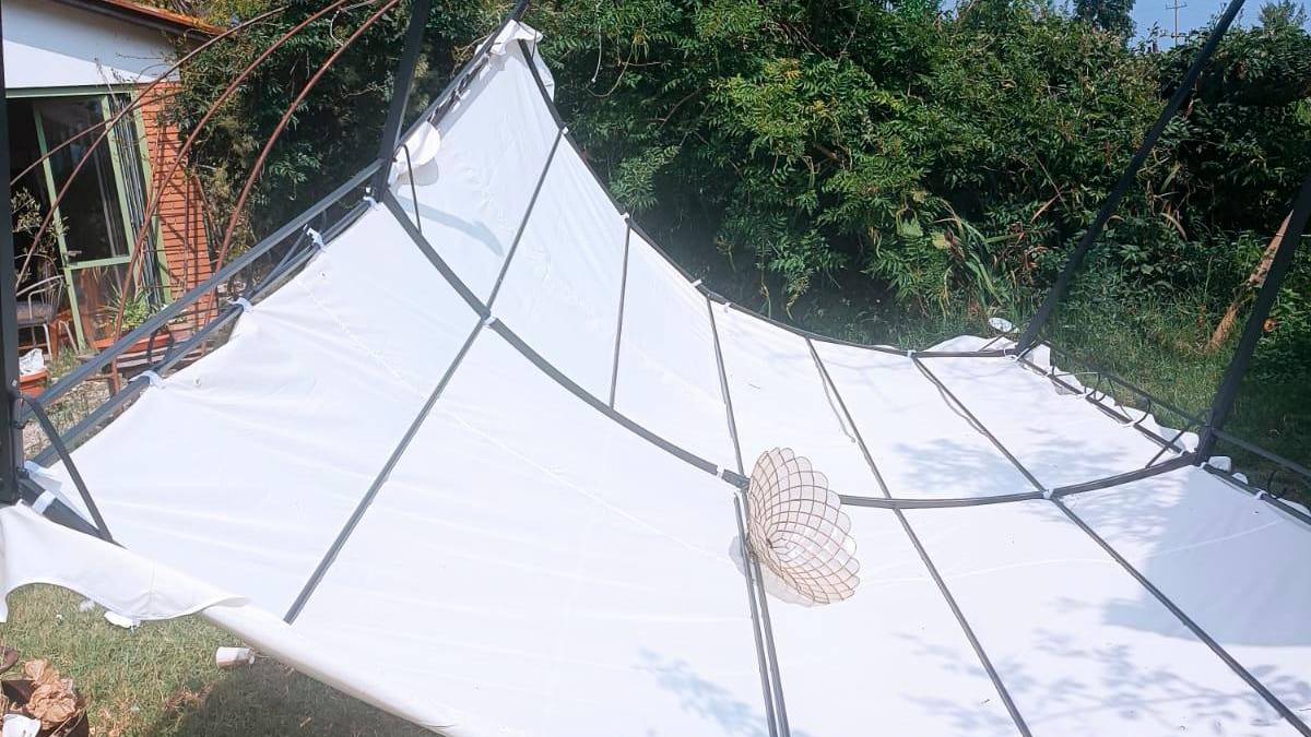 Un gazebo disfatto dal vento