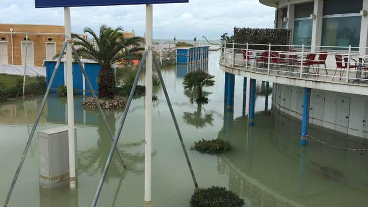 Acqua alta in Riviera: si affogano le spiagge senza barriere