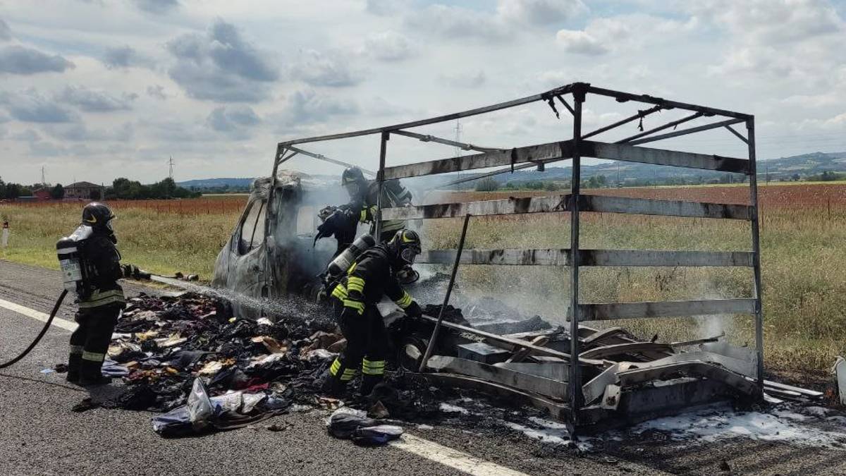 Imola, furgone a fuoco in autostrada. Intervengono i vigili del fuoco