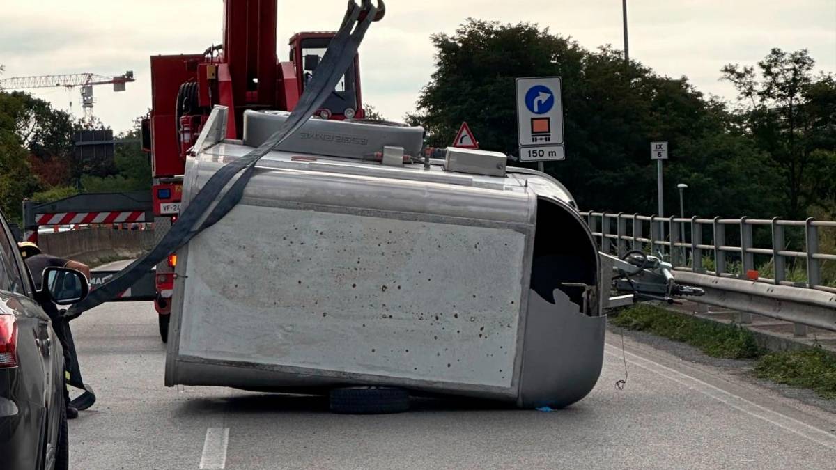 Cesena. Si ribalta un trailer per trasporto cavalli, Secante chiusa