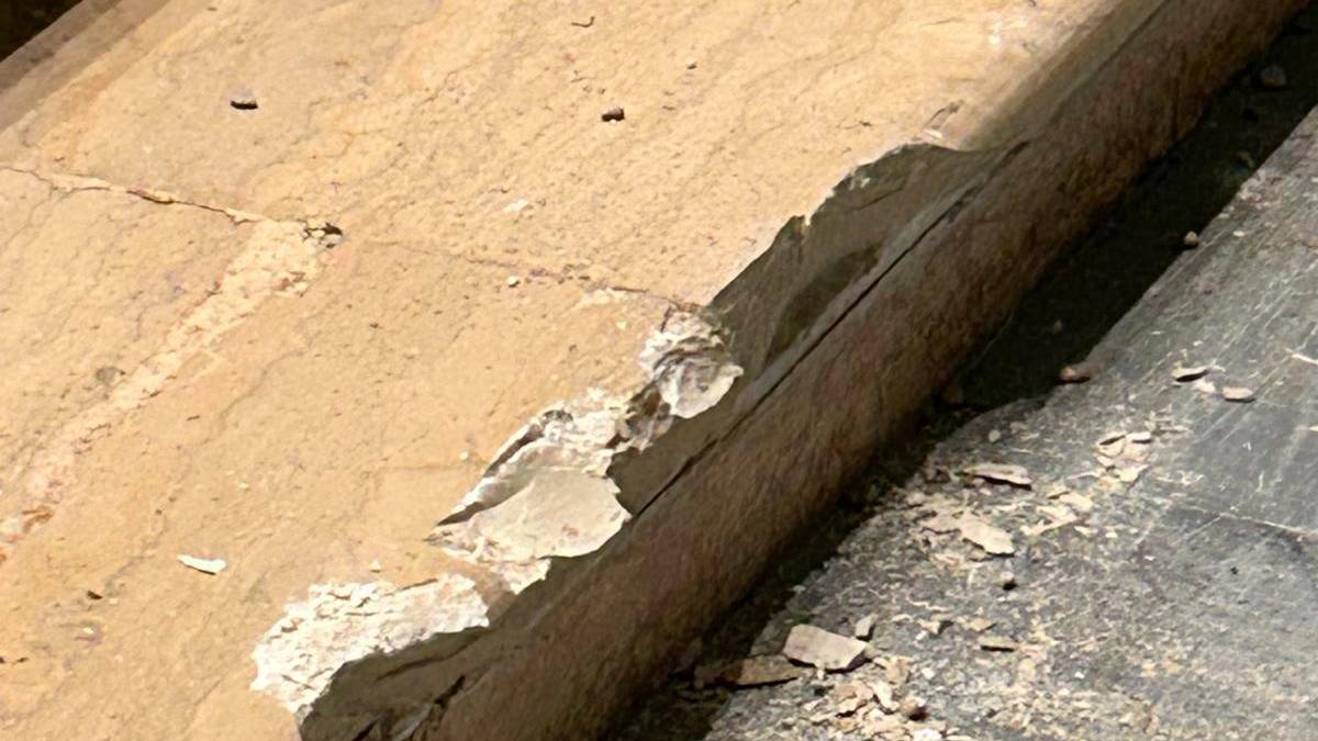 In alto il Duomo chiuso nella giornata di ieri, davanti al portone la piattaforma cingolata utilizzata per posizionarlo. Nelle altre immagini alcuni dei danni causati dall’incidente durante i lavori