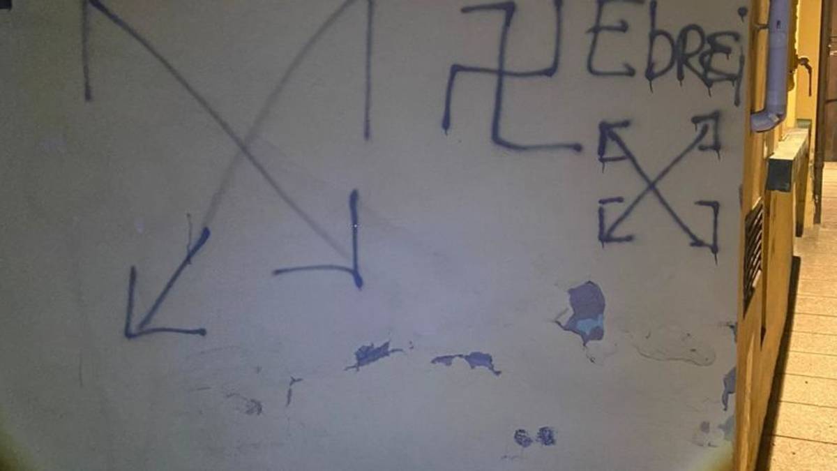 Forlì, svastica e la scritta ebrei su un muro: nei guai 13enni