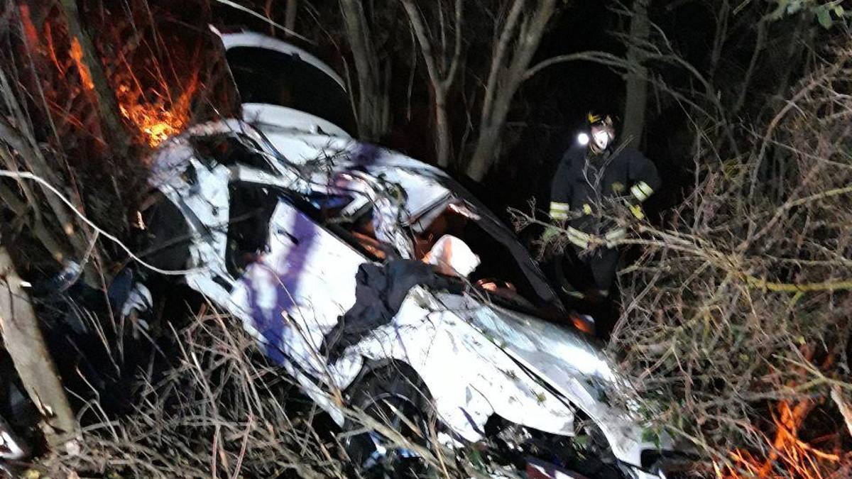 Dozza, auto nella scarpata in Valsellustra. Un 35enne ferito