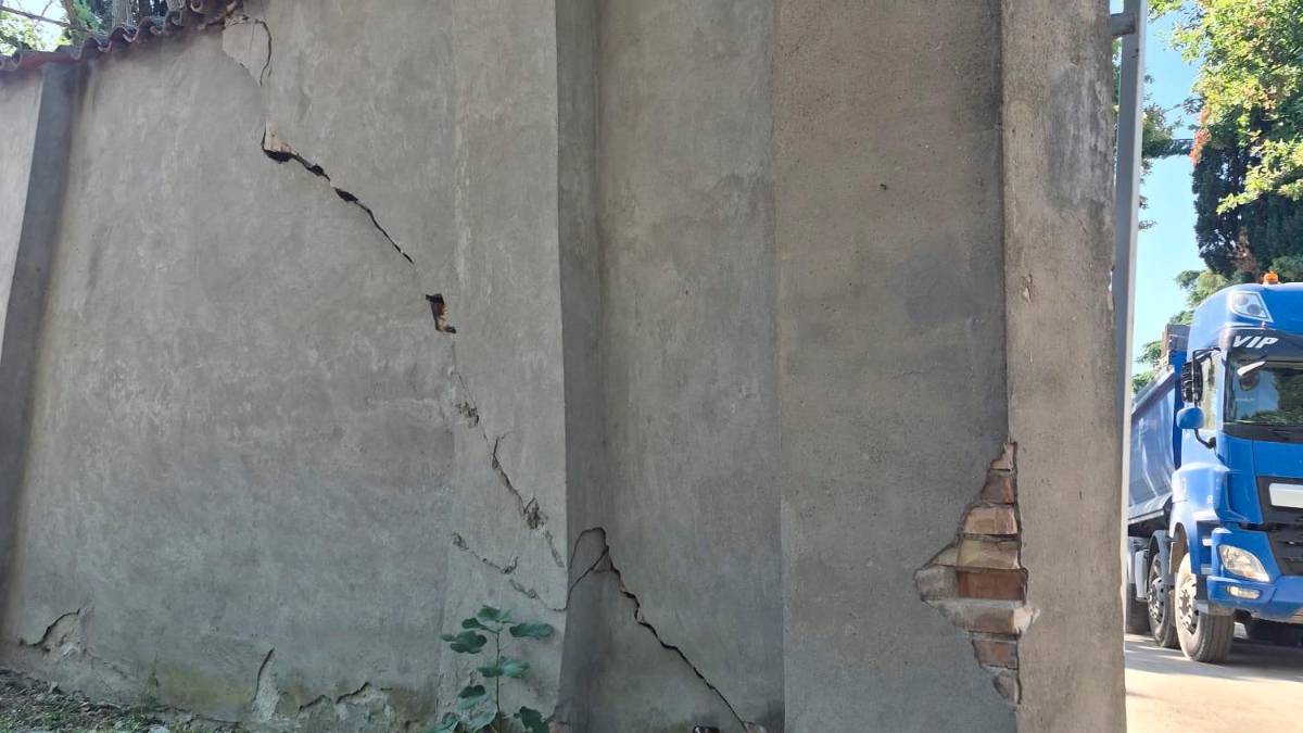 Nelle immagini l’evidente danno al muro e la colonna portante che ha ceduto in parte nell’accesso carrabile di via Vespucci