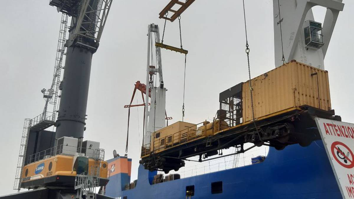 Ravenna. Treno diretto in Egitto caricato su una nave