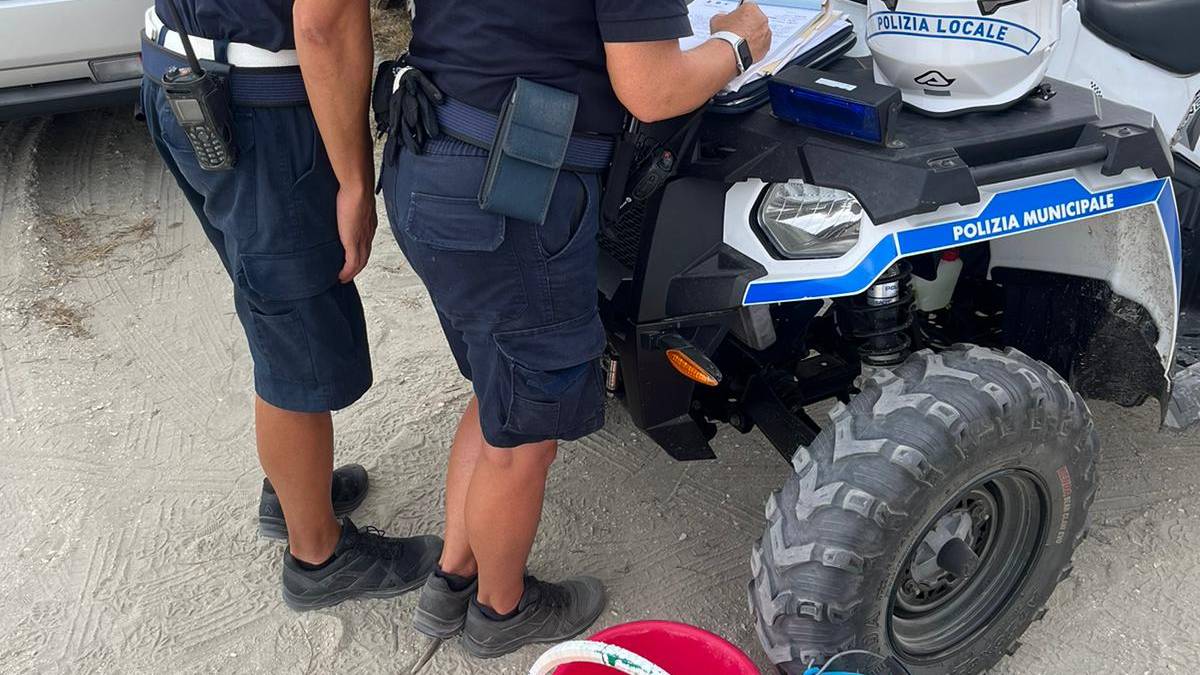 Vende cocco sulla spiaggia, stangata da 9.500 euro al venditore abusivo
