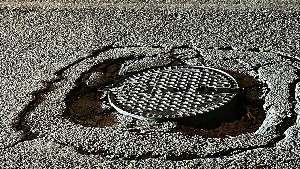 Cesena, sulla via Emilia spunta una pericolosa voragine