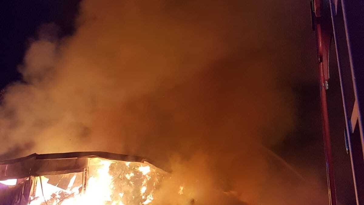 Rimini, un incendio devasta un fienile. Paura in via Longiano