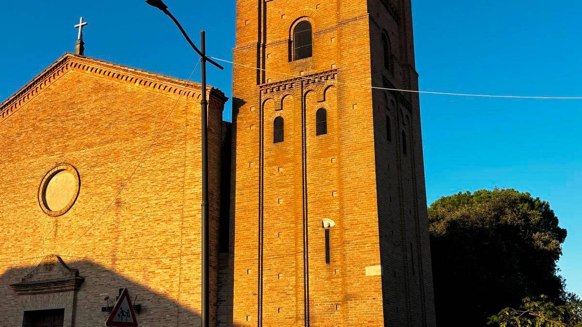 Dopo la bufera a Ravenna: cadono coppi, transennato il campanile della pieve di San Pietro in Vincoli