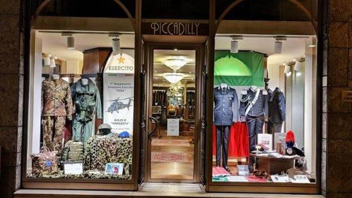 La festa delle forze armate colora le vetrine di Rimini, Riccione e Cattolica