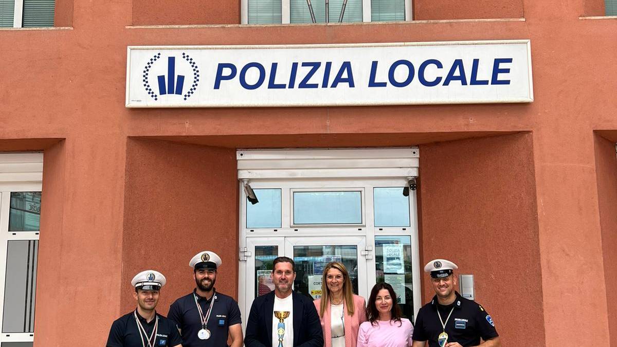 Campionati nuoto Aspmi, premiata la Polizia locale di Riccione