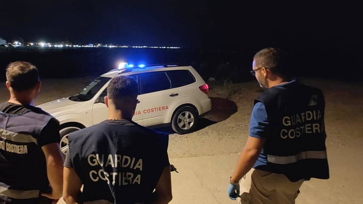 Rimini, pescatori di frodo alla foce del Marecchia: arriva la Guardia Costiera e si danno alla fuga