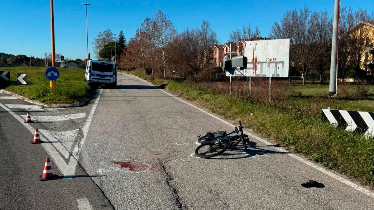 Il ferito è ancora in coma farmacologico al Bufalini di Cesena mentre sta per chiudersi la caccia all’auto pirata