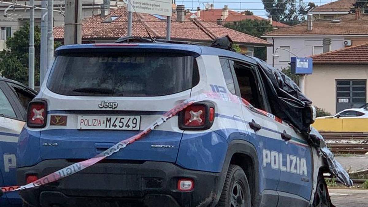 Rimini. Incendiate due auto della polizia ferroviaria, caccia ai responsabili
