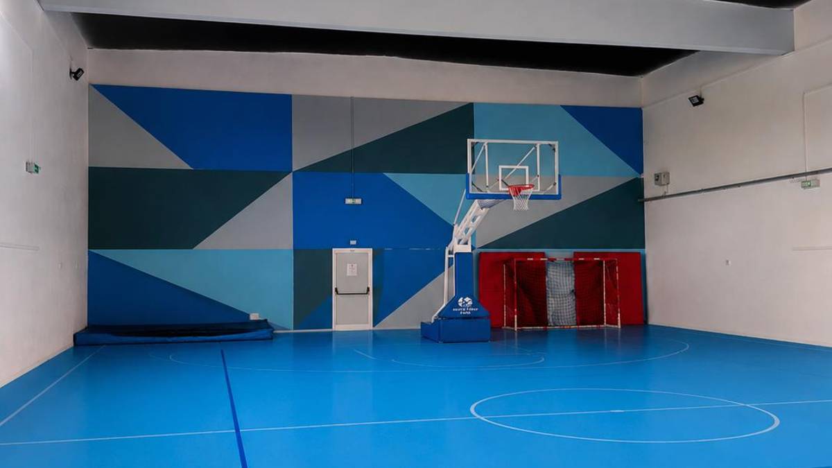Un nuovo pavimento alla palestra delle scuole secondarie di Lavezzola