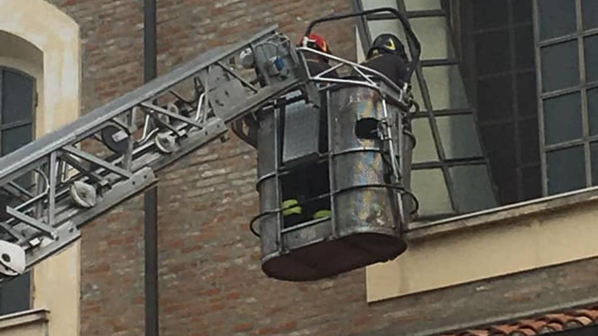 Si stacca una vetrata dalla chiesa, paura alla Colonnella