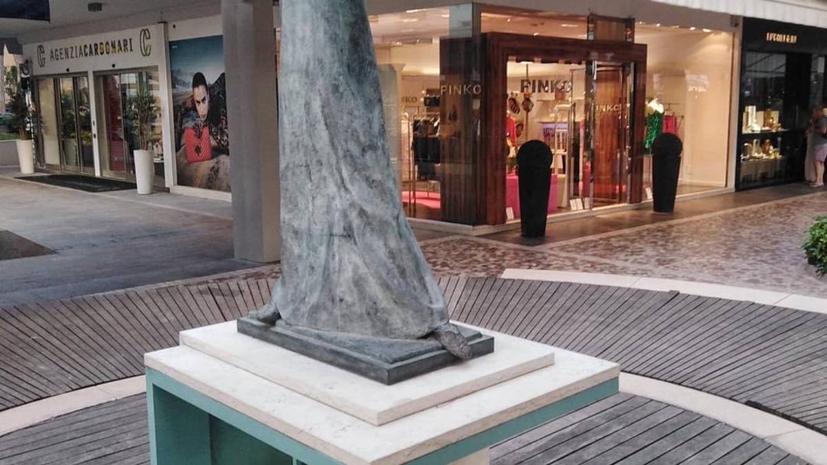 Milano Marittima, vandali danneggiano scultura in pieno centro
