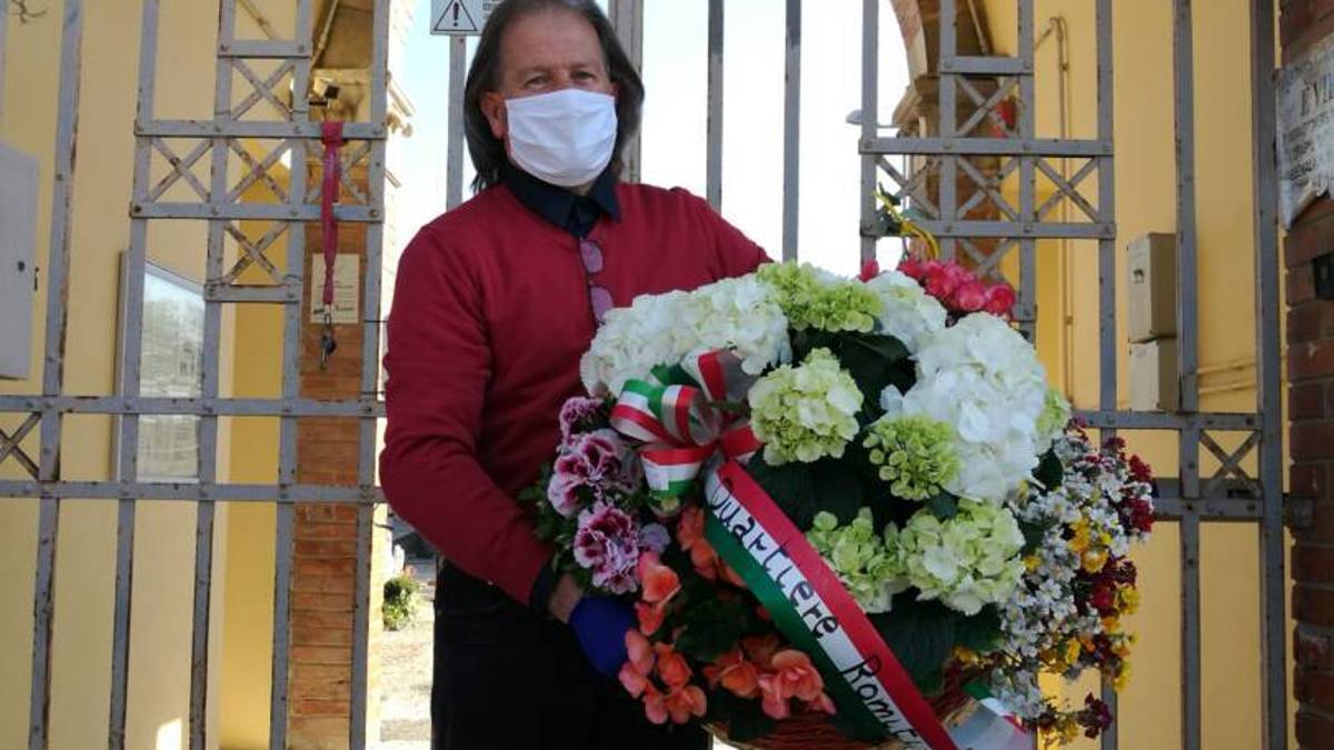 Forlì, il comitato dei Romiti depone fiori per i defunti