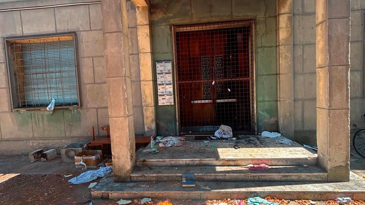 Rifiuti e giacigli improvvisati nel cortile della proprietà in preda all’incuria
