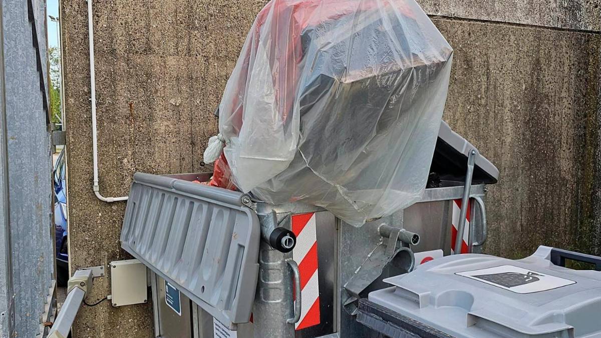 La bara nel cassonetto a San Clemente