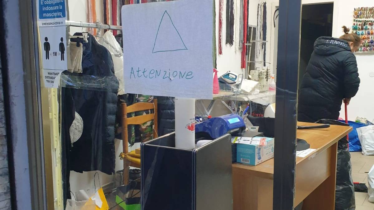 Bassa Romagna, vetrine rotte e furti nelle case