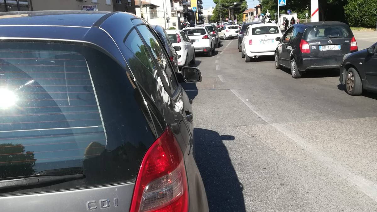 Ravenna, passaggio a livello chiuso per quasi mezz'ora. Lunghe code in città
