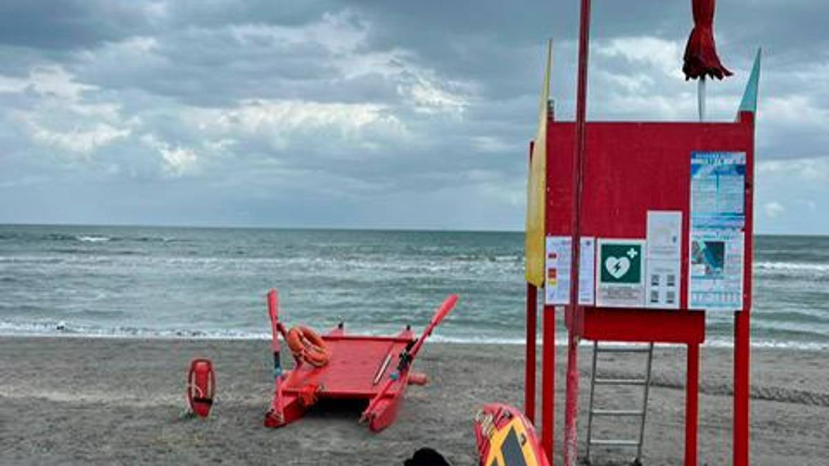 I bagnini: “Spesso si sottovalutano i pericoli del mare, un gioco può costare caro”