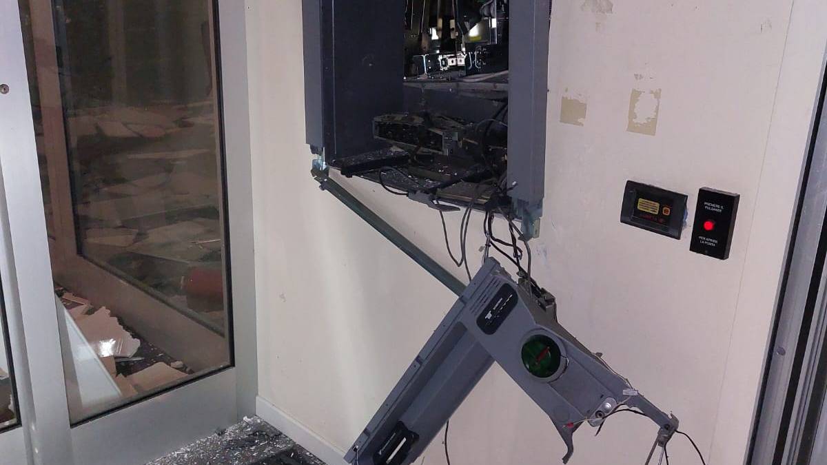Bancomat fatto esplodere nella notte a Cesena: danni ingenti alla filiale di Banca Fideuram FOTOGALLERY