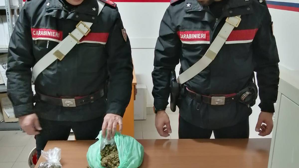Rimini. Strani via vai e odore di erba: blitz in casa del pusher
