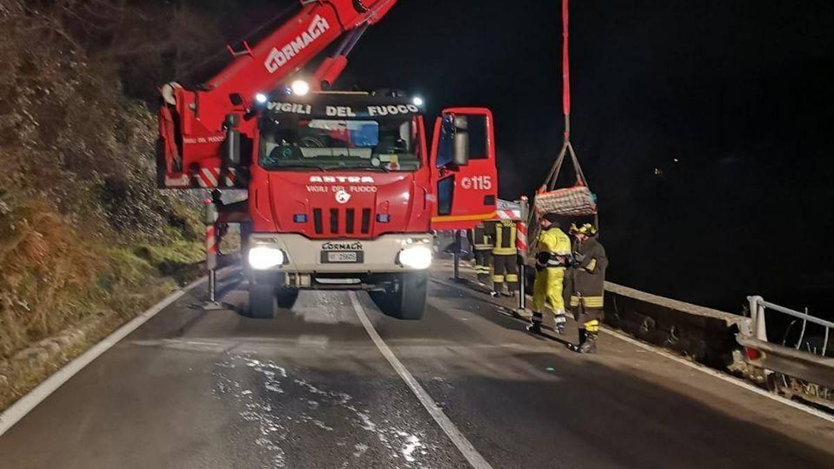 Imola, finisce fuori strada e precipita nel fiume: muore un imolese