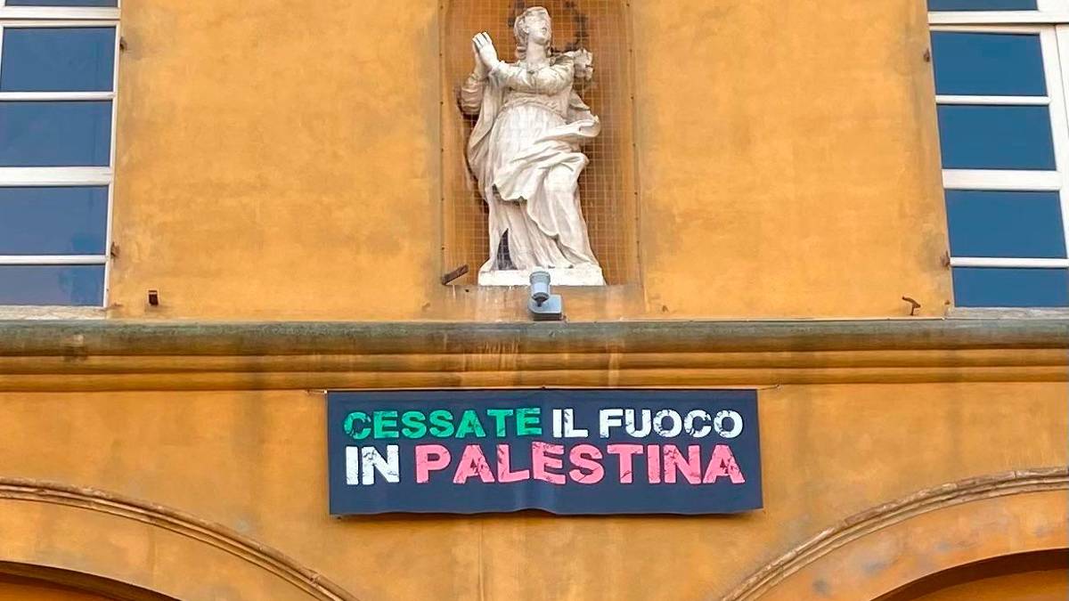 Cesena, “Cessate il fuoco in Palestina”: lo striscione sulla facciata del municipio