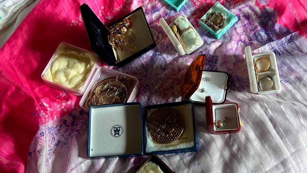 Forlì, una coppia di anziani fa arrestare un truffatore che aveva rubato i monili in oro di una 80enne