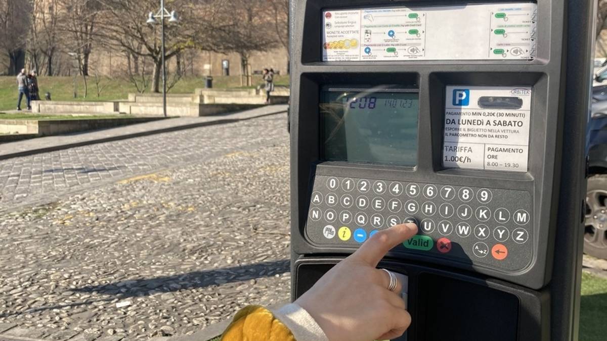 Santarcangelo, il parcheggio ora si paga fino alle 23. Il Comune: Ma la tariffa è la più bassa della provincia